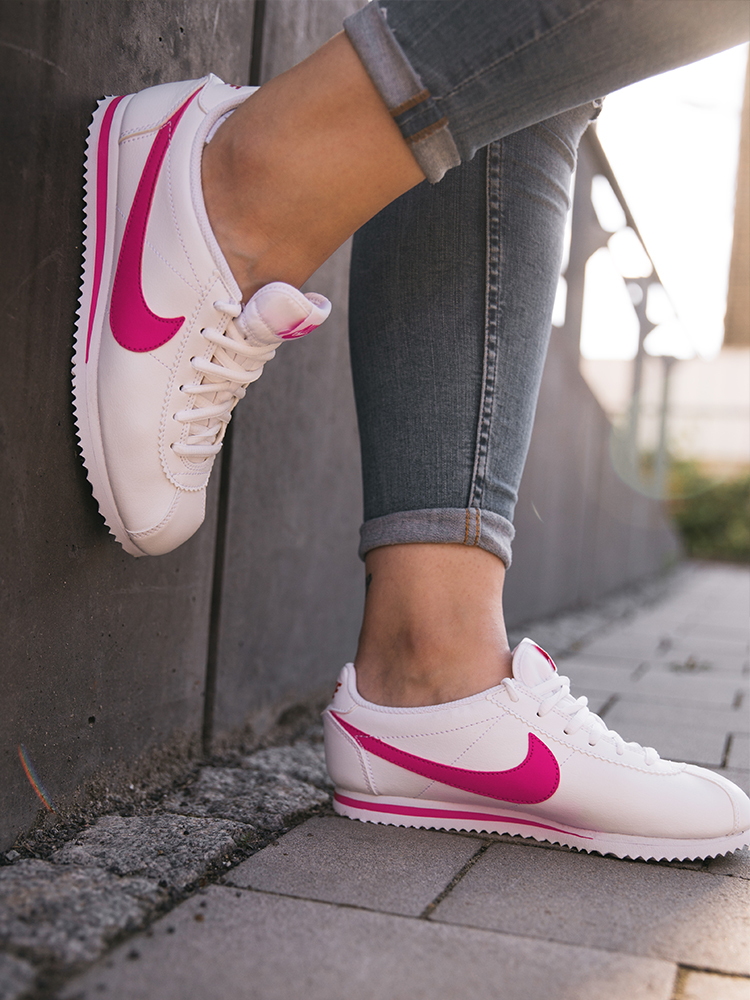 Nike cortez sneakers roze en wit