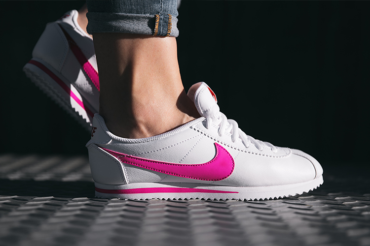 Nike-Cortez-Sneaker-in-wit roze
